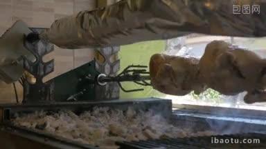 烤<strong>鸡</strong>串上烤熟，然后男人用钳子放下肉饼，在烤架上炸